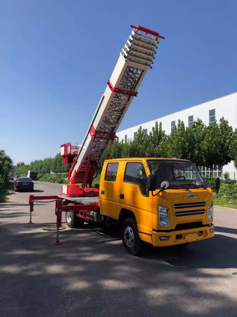 上安乡附近的云梯车出租服务：轻松解决高空作业需求